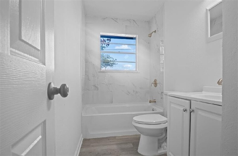 Building Photo - 5219 W Sandy Bayou Dr