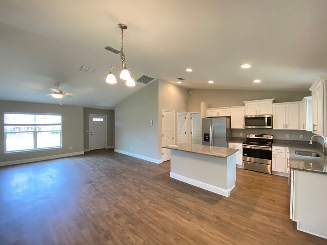 Building Photo - Custom Home - Desirable SE Ocala Neighborh...