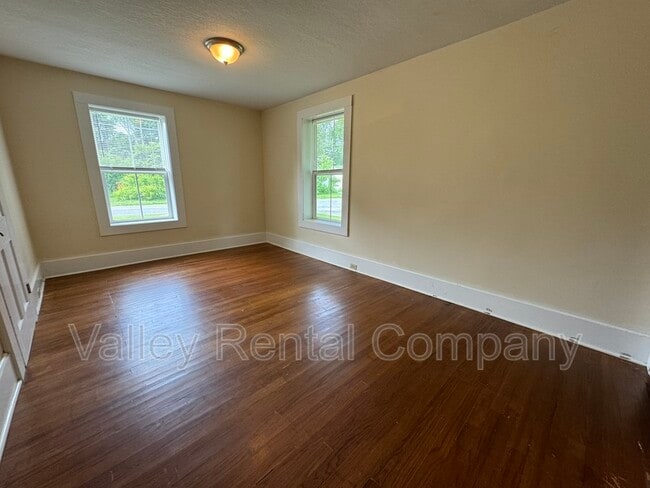 Building Photo - 28 School St