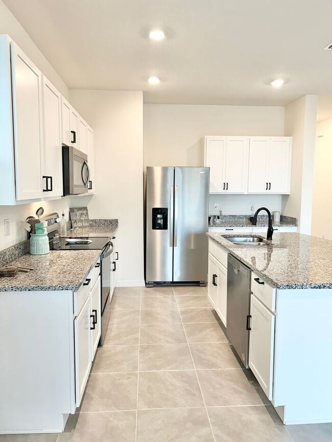 Building Photo - Brand New 3/2.5 Modern Townhome with a Lof...