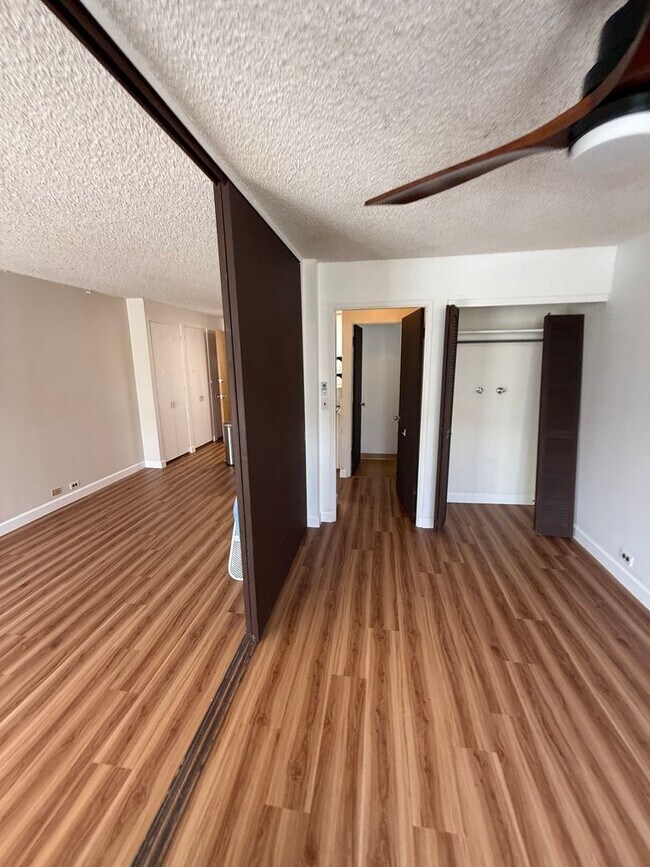 Building Photo - 1 Bedroom / 1 Bathroom / 1 Parking – Recently Renovated