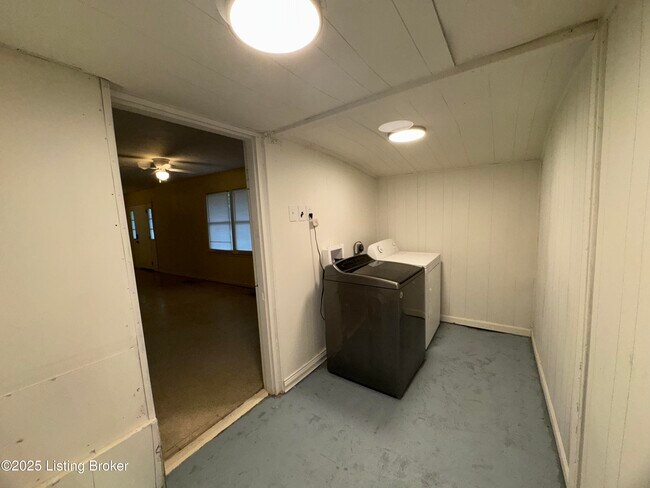 Building Photo - 9909 Mt Eden Rd