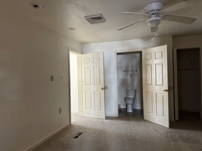 Building Photo - Welcome to this 1st Floor 1 Bedroom 1 Bath...