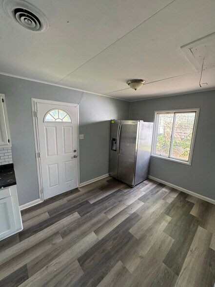 Building Photo - 111 St James Ln