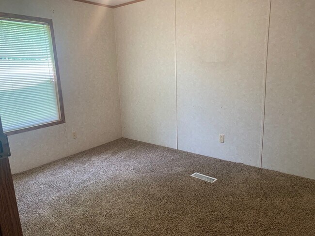 Building Photo - $250 OFF FIRST MONTH'S RENT - Country living!
