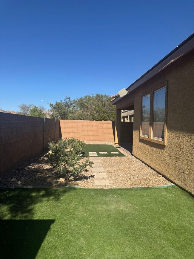 Building Photo - Gorgeous 3 Bed Single Story Home in Hender...