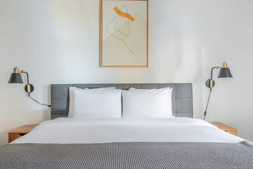 Building Photo - 141 Wellesley Cres