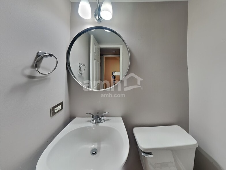 Building Photo - 205 Port Royal Cir