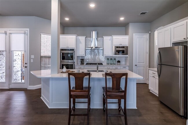 Building Photo - Location!! 2018 house, refrigerator provided! Dont miss this sweet home!