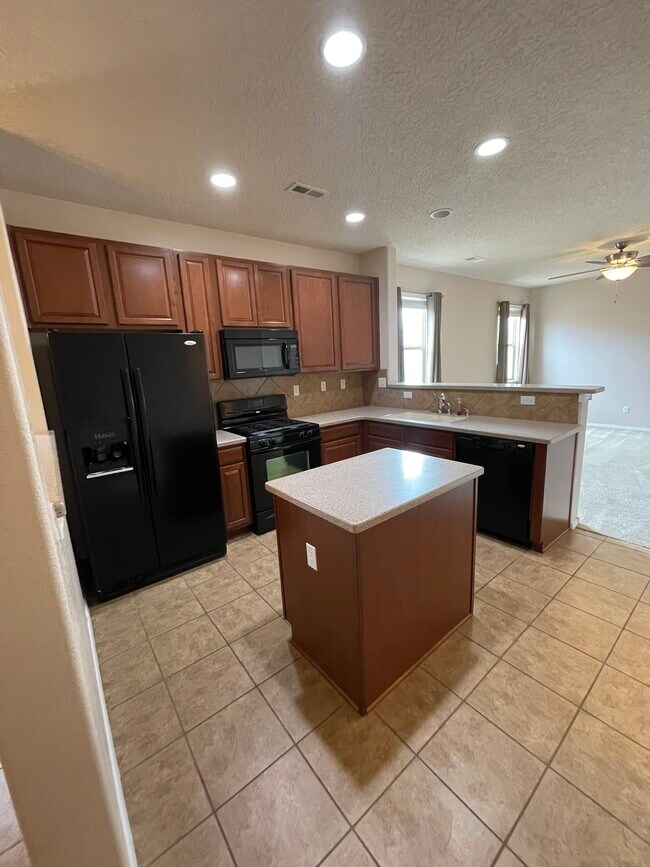 Building Photo - 2204 Delfinio Dr SE