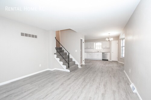 Building Photo - Roomy 3-bed 2-bath Duplex w/Fin Lower Leve...