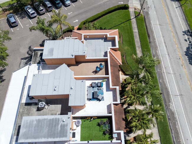 Building Photo - 920 N Shore Dr NE