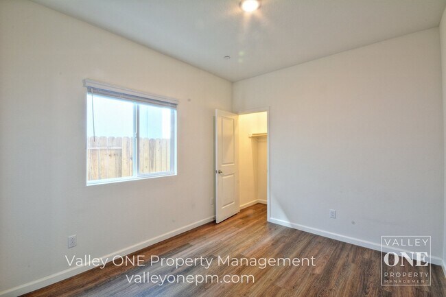 Building Photo - 4 bedroom, 2 bath, pet-friendly NEWER HOME with Solar