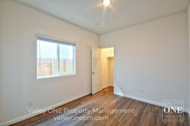 Building Photo - 933 Tipton Ln