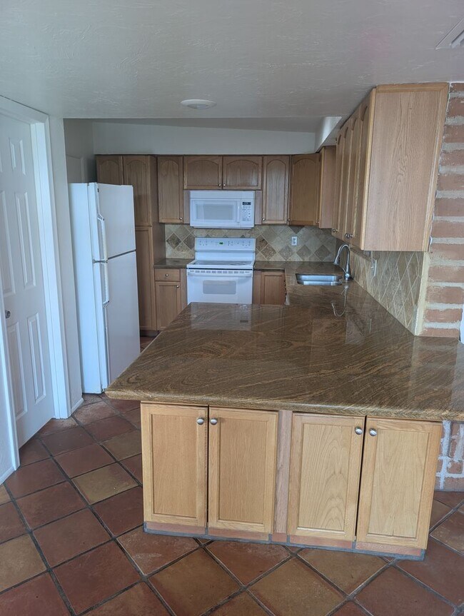 Building Photo - 4 Bedroom and 2 Bath Rental