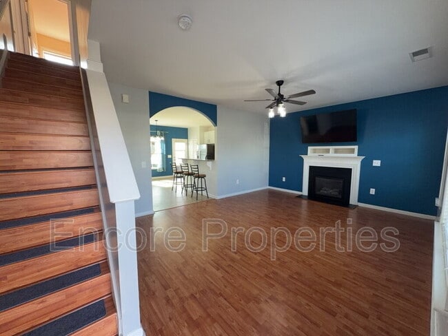 Building Photo - 912 Custom Oak Ln