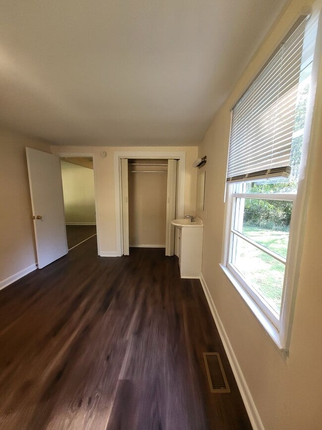 Building Photo - Charming Cottage on the Eastside Available Now