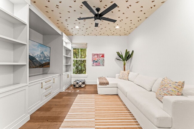 Building Photo - Experience Elegance and Comfort: Spacious ...
