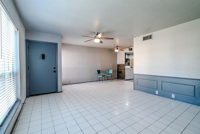 Building Photo - 3303 W Greenridge Dr