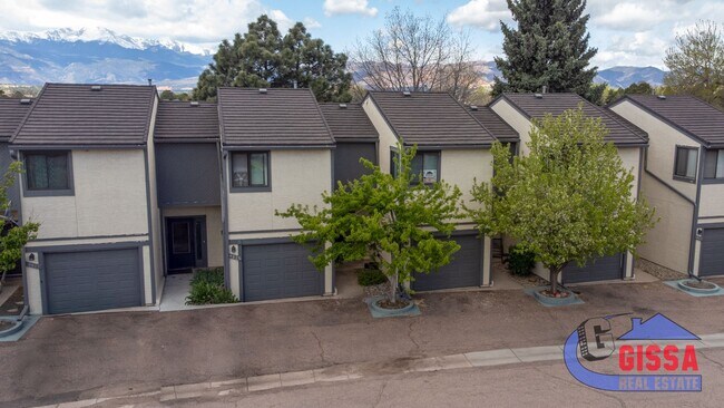 Building Photo - Cute townhome with 2 bedrooms - 1 1/2 bath...