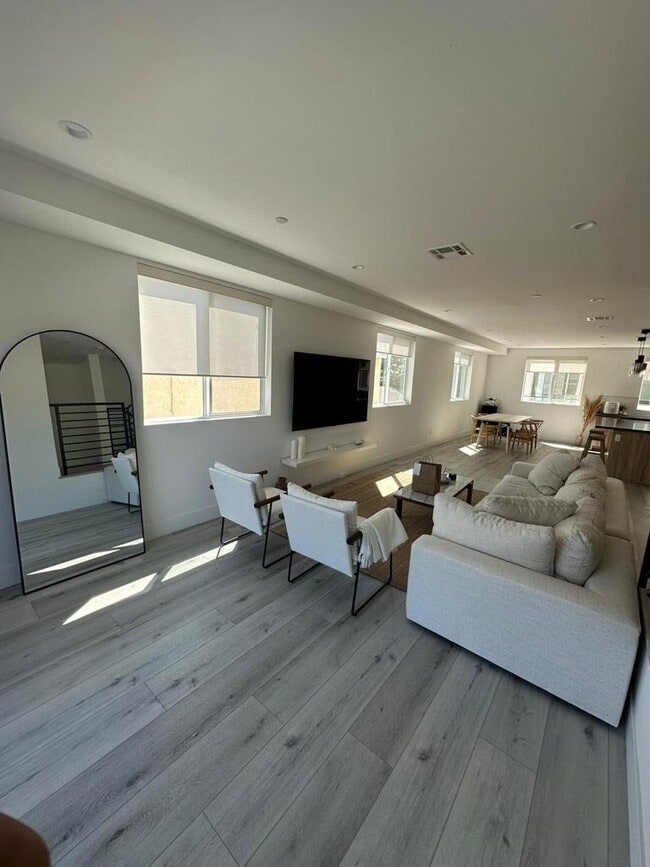 Building Photo - 4299 Tujunga Ave