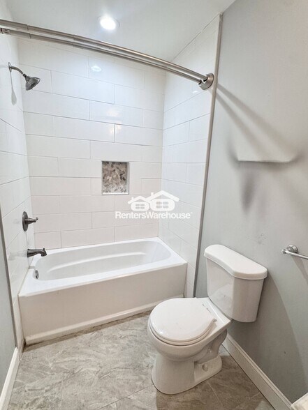 Building Photo - 627 S Curley St