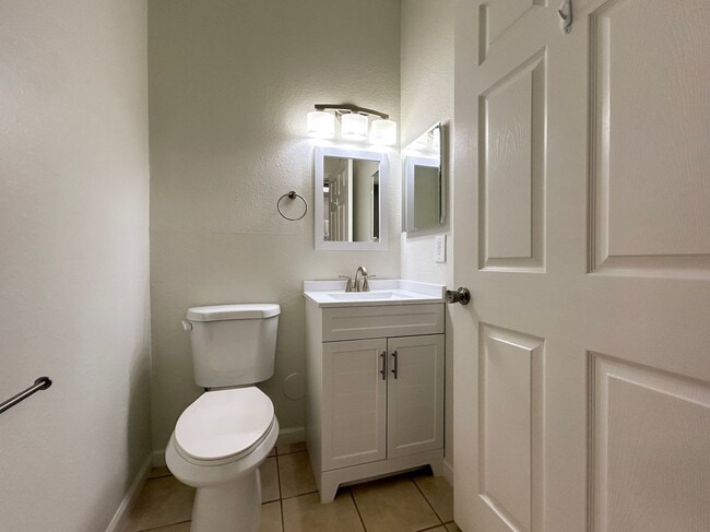 Building Photo - Beautiful 2/2.5 in Magnolia Place