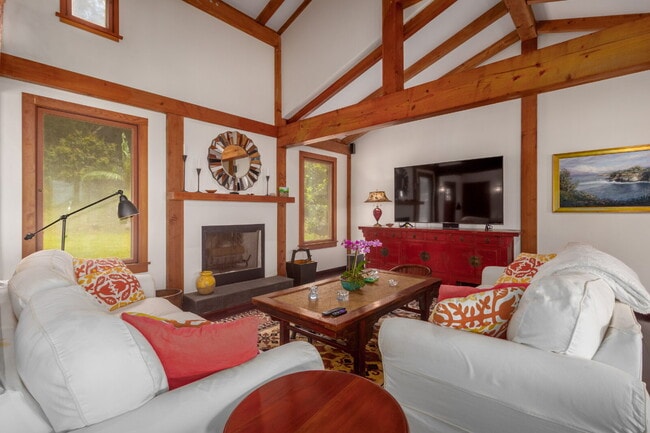Building Photo - Furnished Spacious Hawaii Retreat with Sweeping Ocean Views