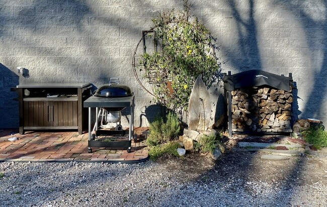 Building Photo - 610 Trent Dr