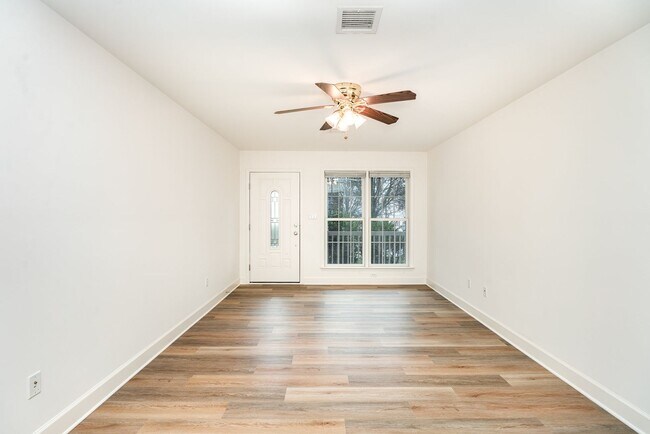 Building Photo - Welcome to this 3 bedroom, 2.5 bathroom to...