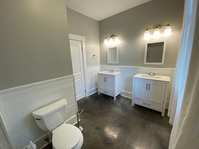 Building Photo - Stunning 3 bedroom/2bath Victorian home