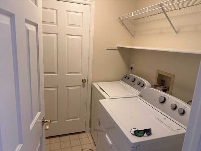 Building Photo - "Spacious 4-Bed, 3-Bath Gem on Franklin Drive – Modern Living in Boulder!"