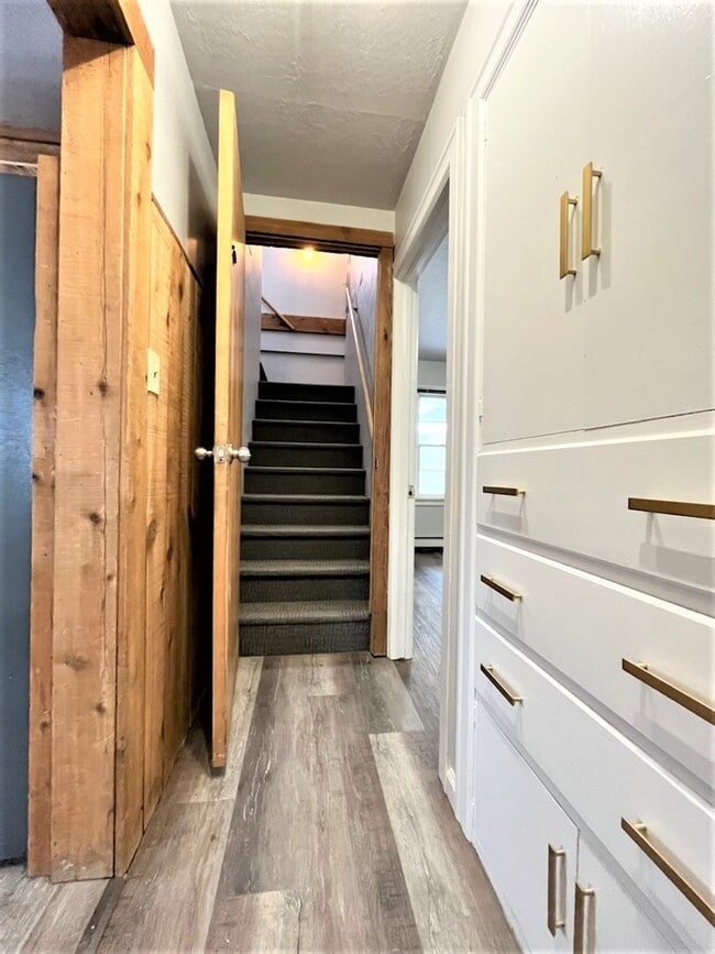 Building Photo - Newly Renovated 3 Bed, 2 Bath With Amazing...