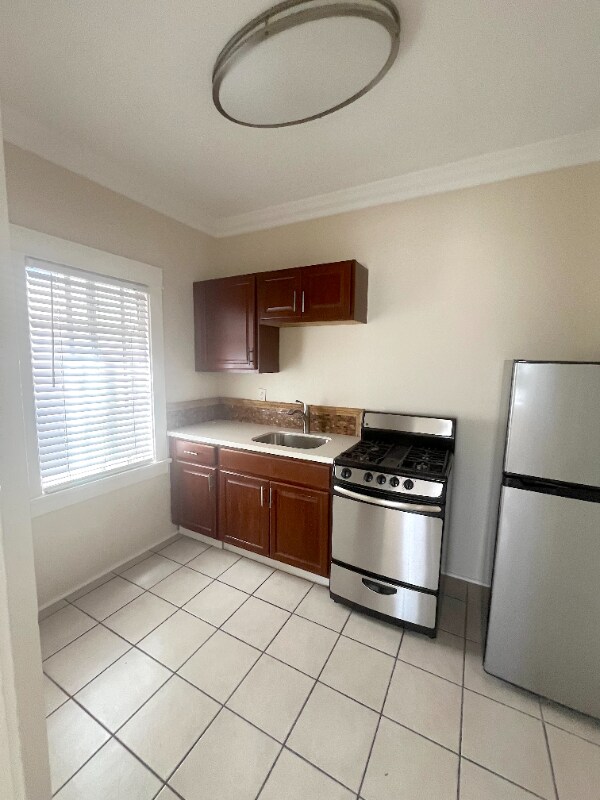 Building Photo - 744 Pine Ave