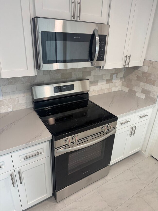 Building Photo - BEAUTIFUL 2 STORY CONDO IN THE CAMPUS COMM...