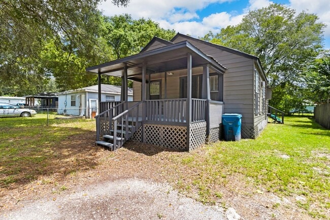 Building Photo - Spacious 3bdrm/1bath Home with large yard ...