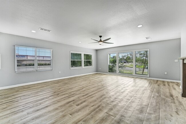 Building Photo - 2328 Wimcrest St