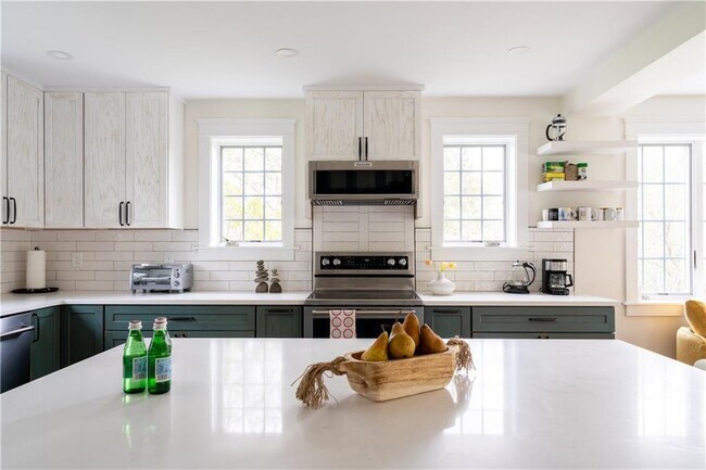 Building Photo - 304 Third Beach Rd