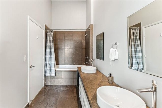 Building Photo - 465 Brickell Ave