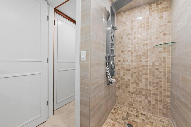 Building Photo - 551 Normandy L