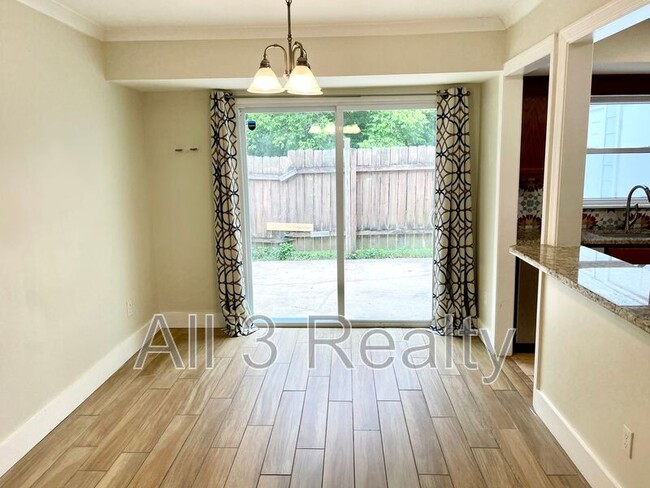 Building Photo - 696 Redland Dr