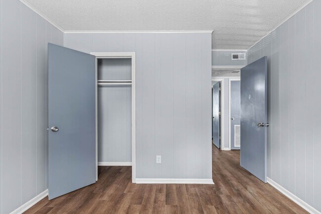 Building Photo - 107 Ravenwood Dr