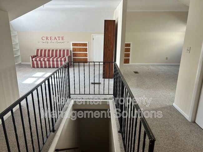 Building Photo - 127 College Cir