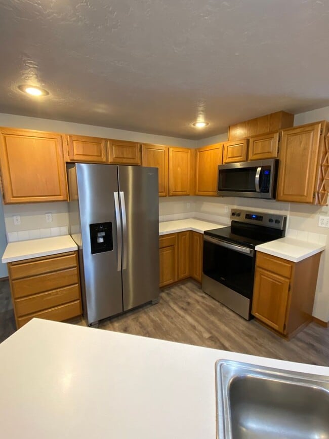 Building Photo - Spacious & Updated 4 Bedroom 2.5 Bath In H...