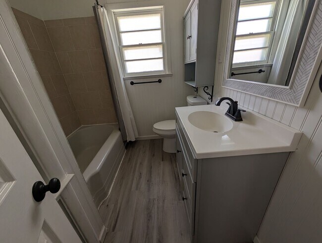 Building Photo - 3 bed 1 bath Pre-Leasing