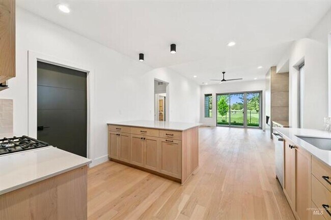 Building Photo - AstoriaTownHome