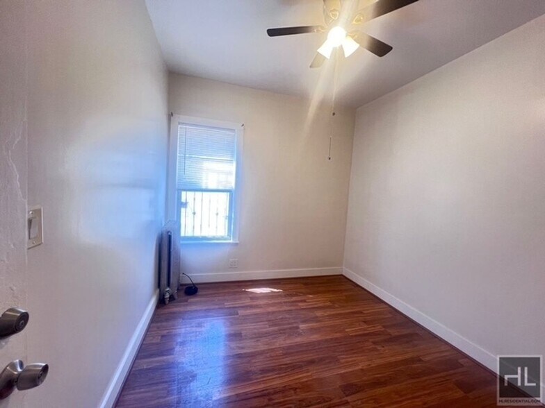 Building Photo - NATURALLY BRIGHT  AND LARGE  3 BEDROOMS  3...