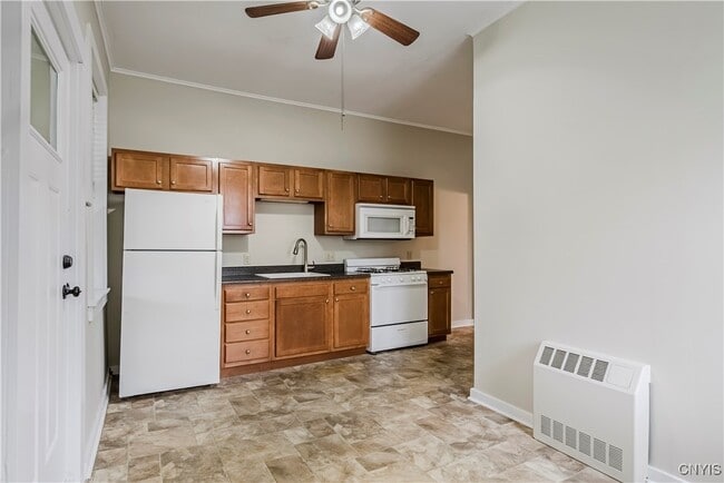 Building Photo - 25 College St