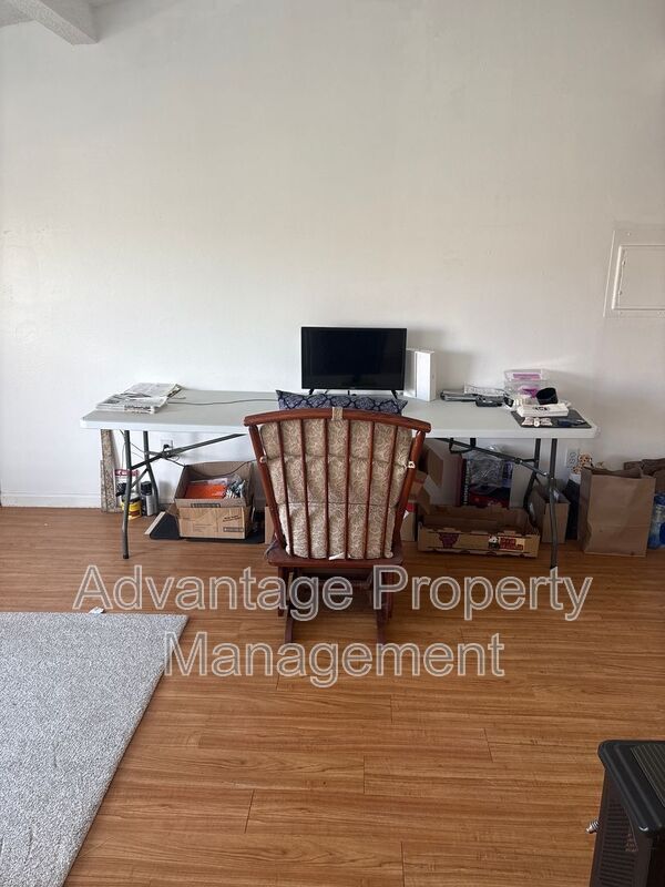 Building Photo - 146 SW Cottage St