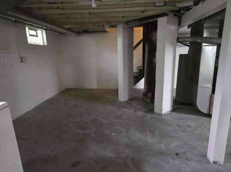 Building Photo - 1148 La Croix Ave
